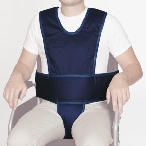 Usuario sentado con chaleco abdominal con soporte perineal y tirantes