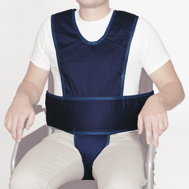 Chaleco abdominal con soporte perineal y tirantes Usuario sentado con chaleco abdominal con soporte perineal y tirantes