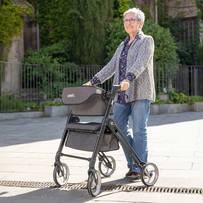 Rollator Lett Ride Usuario caminando con el rollator Lett Ride en exterior