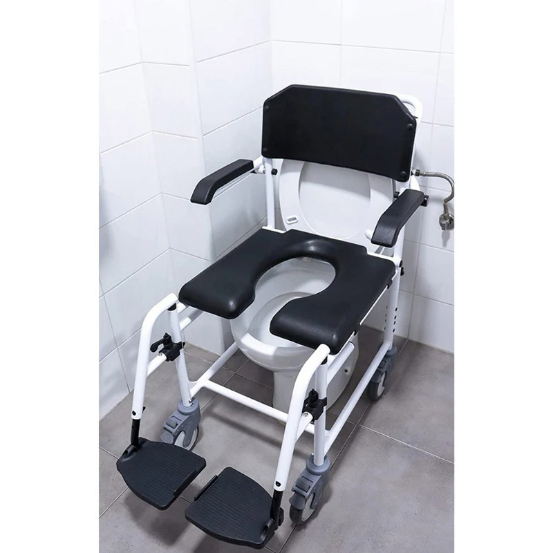 Silla de ducha con ruedas K30010 Silla de baño con ruedas K30010 colocada sobre WC