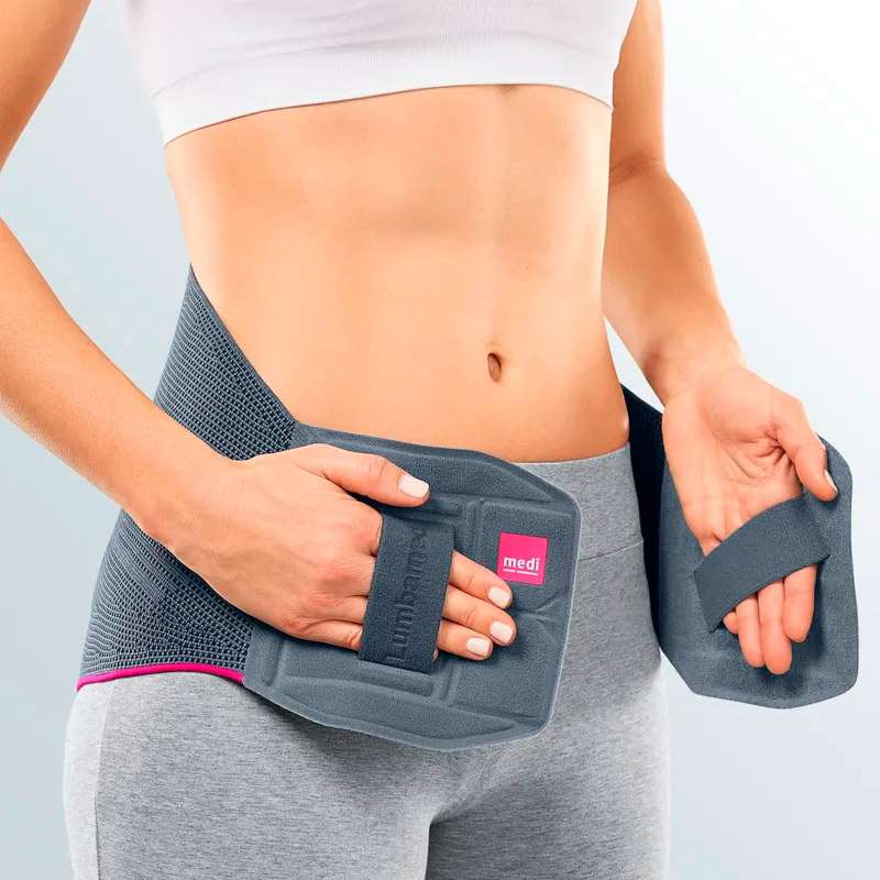 Faja lumbar Lumbamed Basic Primer plano del cierre frontal con logo medi en la Lumbamed Basic