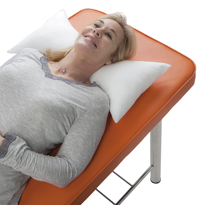 Almohada cervical mariposa OSL3100 Persona tumbada usando la almohada cervical mariposa OSL3100 para apoyo del cuello