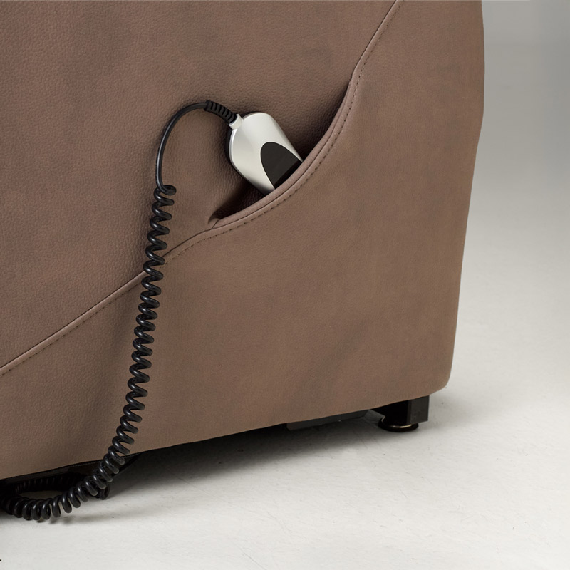 Sillón elevador Gobi Detalle del bolsillo lateral del sillón elevador Gobi con el mando