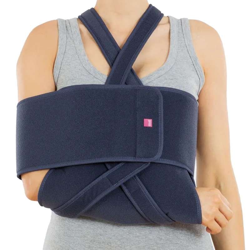 Cabestrillo Medi Shoulder Sling Cabestrillo Medi Shoulder Sling colocado para sujetar e inmovilizar el hombro