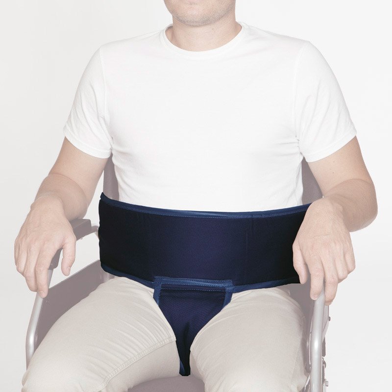 Cinturón abdominal con soporte perineal Usuario sentado con cinturón abdominal con soporte perineal para evitar deslizamientos