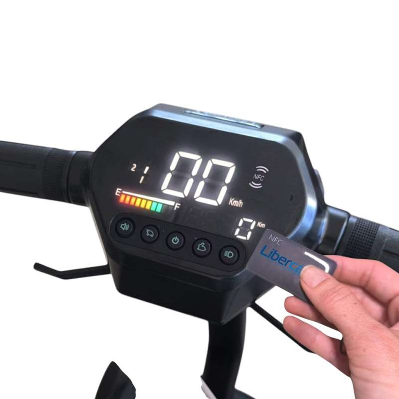 Scooter plegable Zenit Pantalla digital del scooter Zenit con sistema de arranque por llave NFC