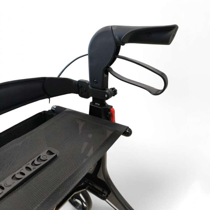 Rollator Karbon Detalle del asiento y de la empuñadura ergonómica del Rollator Karbon
