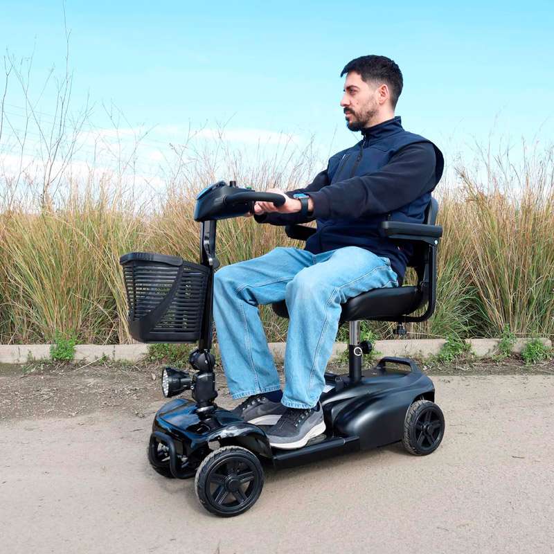 Scooter eléctrico Kmina PP10044 Usuario conduciendo el Scooter eléctrico Kmina PP10044 en exterior