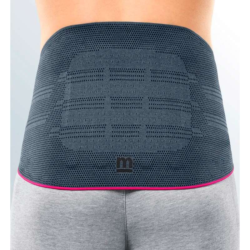 Faja lumbar Lumbamed Basic Vista posterior de la Lumbamed Basic en color gris colocada en la zona lumbar