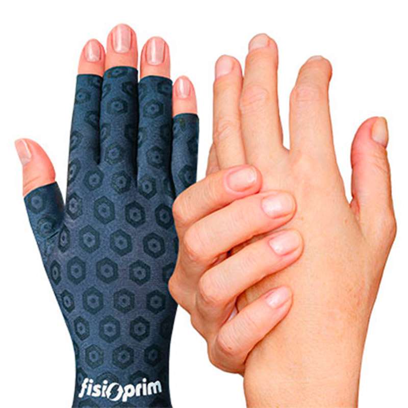 Guantes artrosis Fisioprim Persona usando guantes Fisioprim para aliviar el dolor articular en las manos