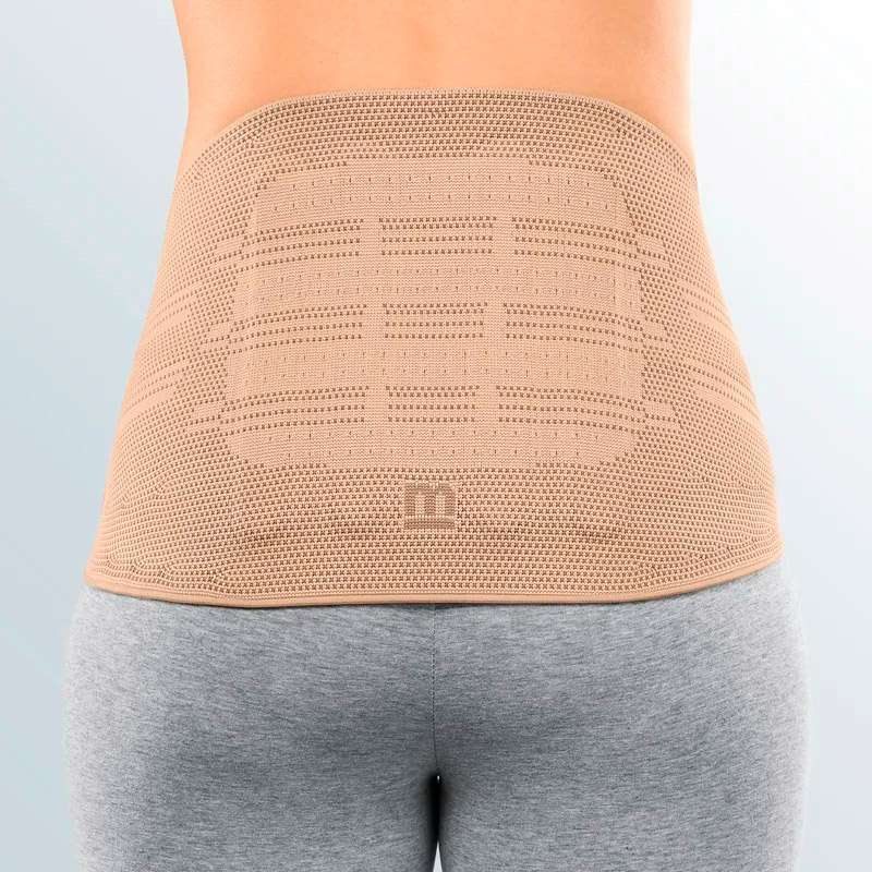 Faja lumbar Lumbamed Basic Vista posterior de la Lumbamed Basic en color beige ajustada en la zona lumbar