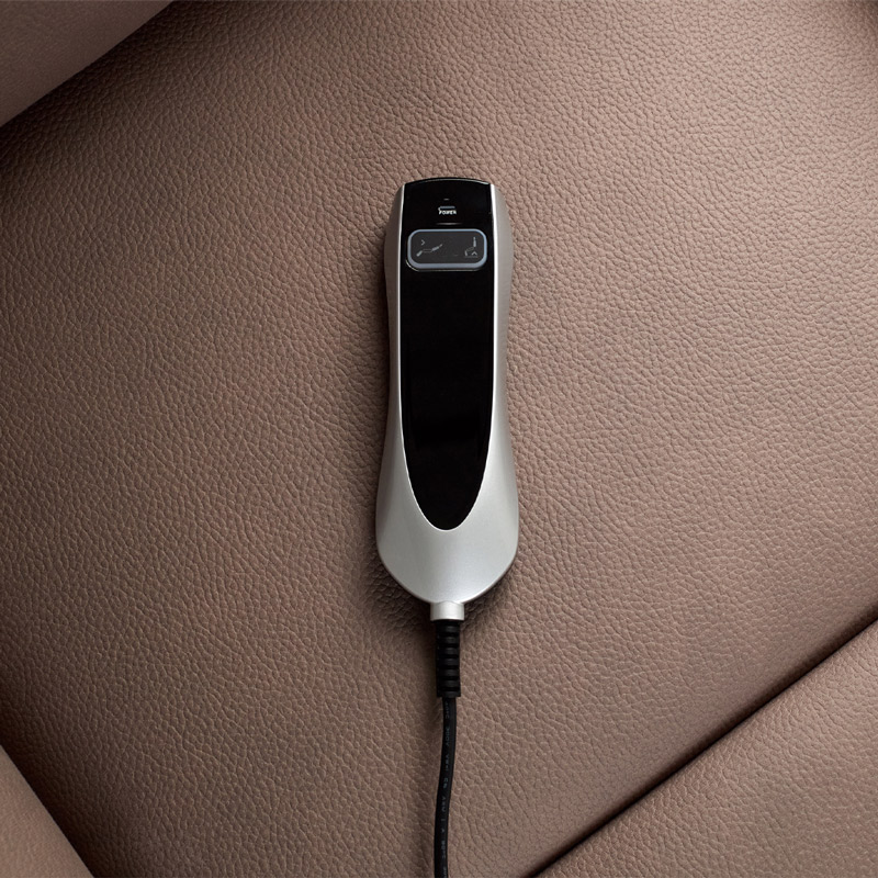 Sillón elevador Gobi Detalle del mando del sillón elevador Gobi con puerto USB