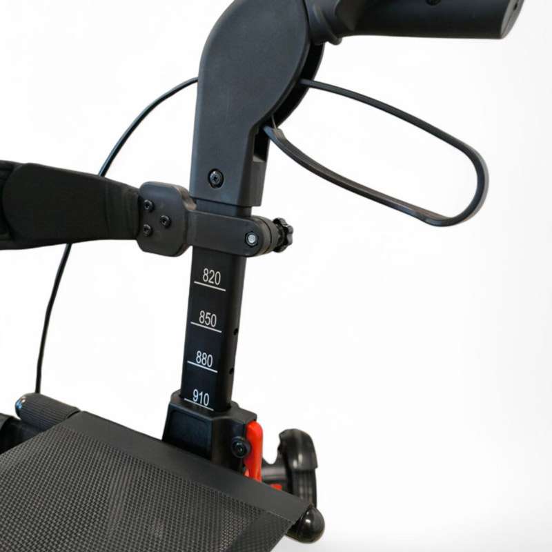 Rollator Karbon Detalle de las empuñaduras regulables en altura del Rollator Karbon
