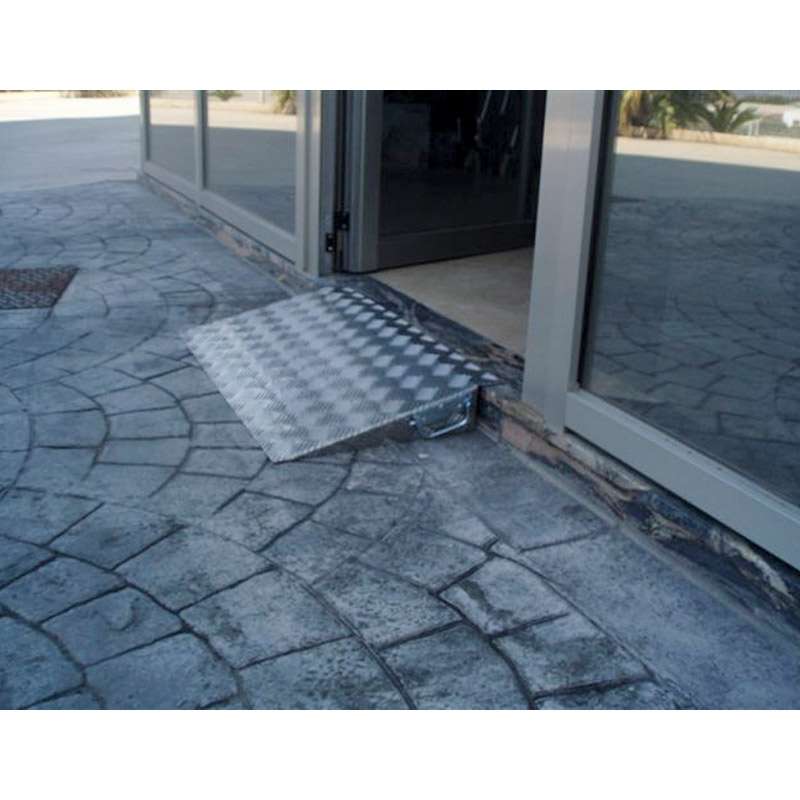 Rampa portátil simple Rampa portátil instalada en un escalón para facilitar el acceso con silla de ruedas o andador
