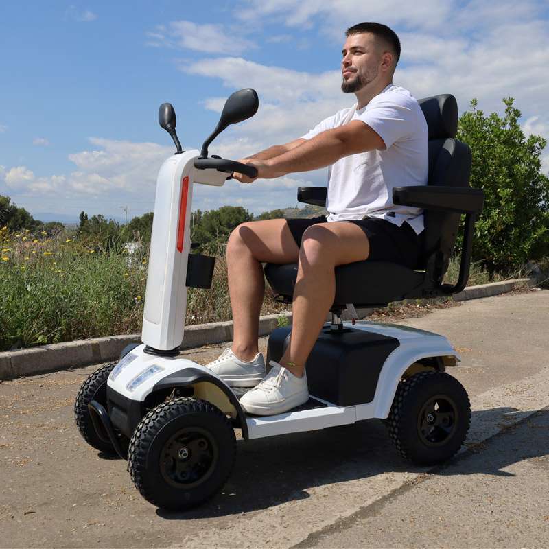 Scooter eléctrico Todoterreno K10073 Usuario conduciendo el Scooter Eléctrico Todoterreno K10073 en exterior