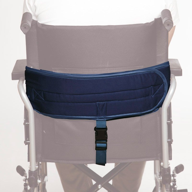 Cinturón abdominal con soporte perineal Vista posterior del cinturón abdominal con velcro y hebilla de plástico de accionamiento rápido fijado a la silla