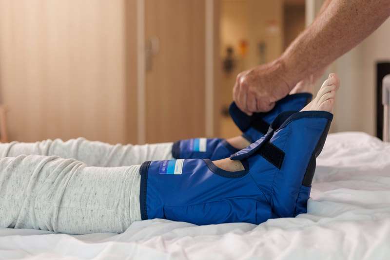 Talonera antiescaras Heel Pro Evolution Taloneras colocadas en ambos pies de un paciente en cama