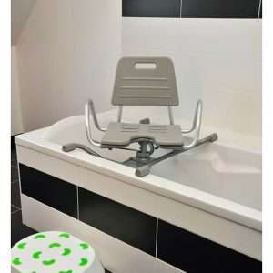 Asiento giratorio de bañera Cap Vert instalado sobre una bañera