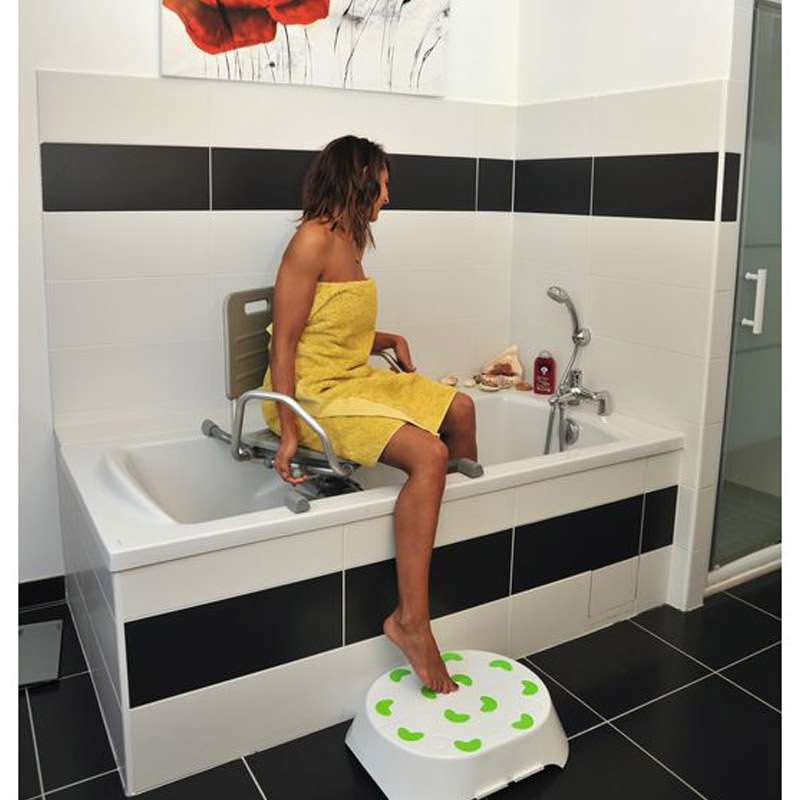 Asiento de bañera giratorio Cap Vert Persona sentada en el asiento giratorio de bañera Cap Vert durante el baño