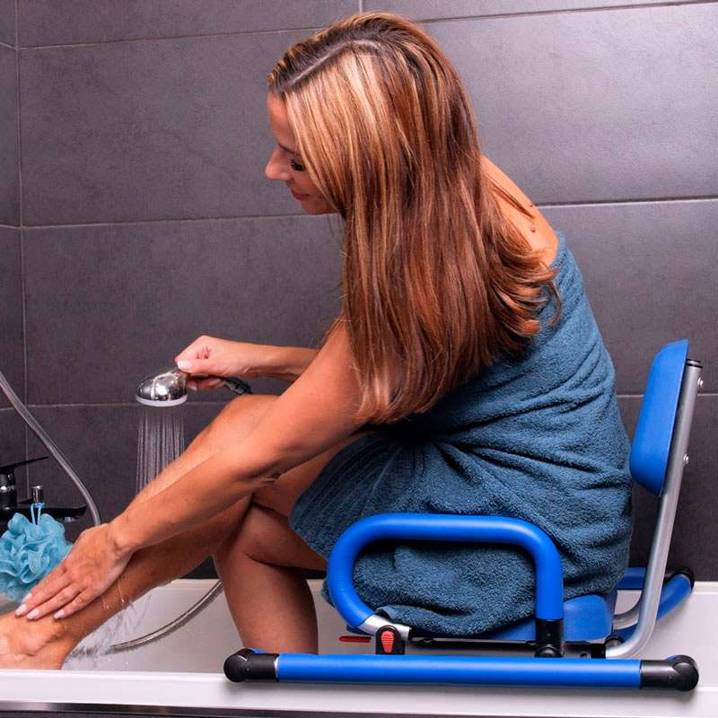 Asiento de bañera giratorio acolchado Persona usando el asiento giratorio de bañera acolchado para ducharse sentada