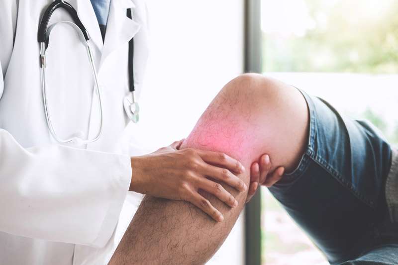Lesiones de rodilla más frecuentes y cuándo puede ayudar una rodillera Profesional sanitario valorando una rodilla con dolor en consulta