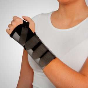 Inmovilizadora de muñeca MQ401 en color gris con férula de aluminio