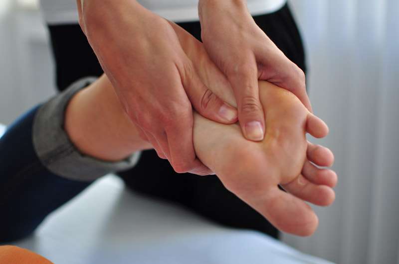 Persona con dolor en la planta del pie en la zona del antepié compatible con neuroma de Morton