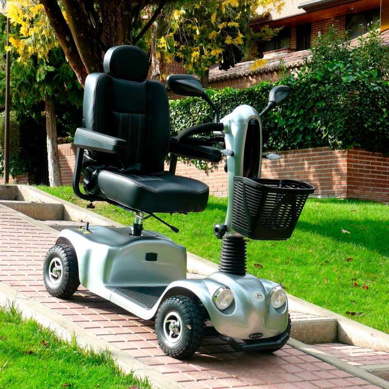 Scooter Libercar Grand Classe Scooter de movilidad Libercar Grand Classe sobre césped con asiento giratorio