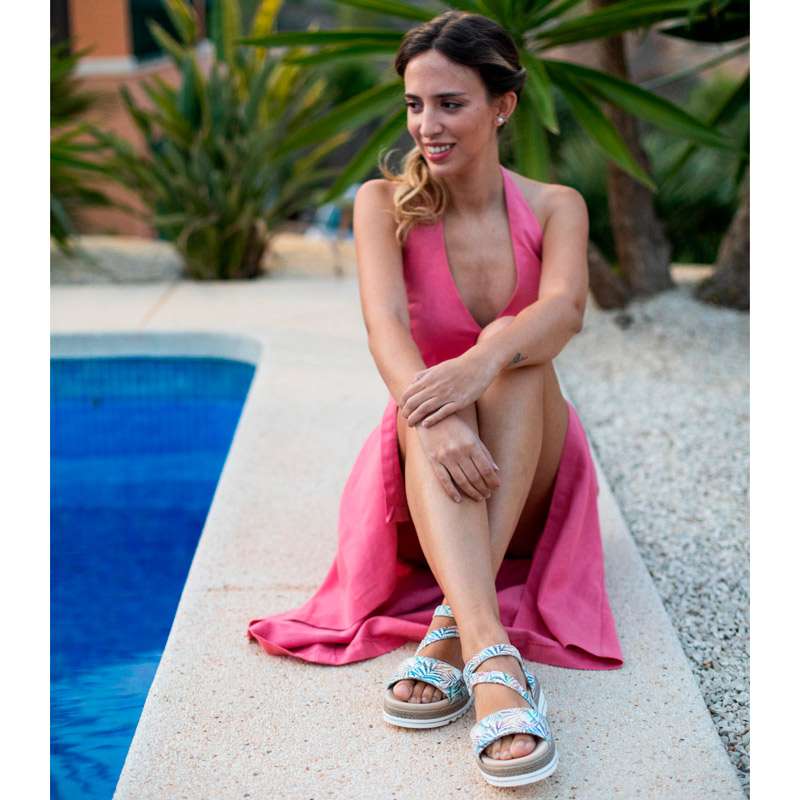 Sandalias de apertura total con velcro 20724 Mujer usando sandalias de apertura total con velcro en verano