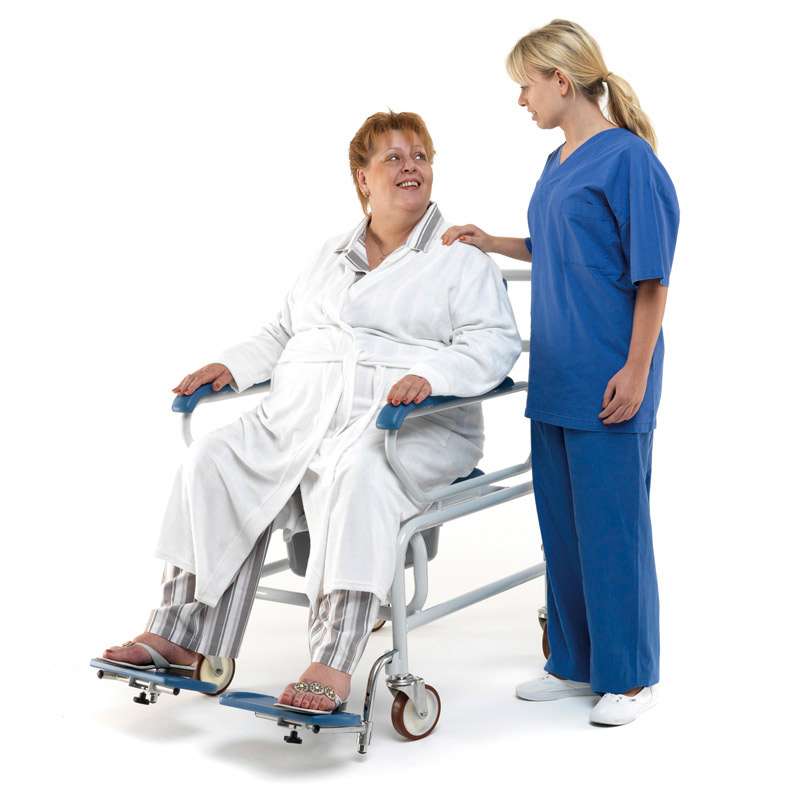 Silla de ducha bariátrica Samoa Usuaria sentada en la silla de ducha bariátrica Samoa con cuidadora