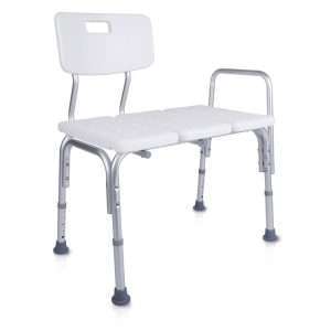 Silla para bañera 9300 colocada en una bañera para facilitar la transferencia